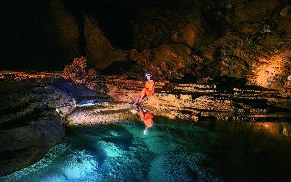 女生商场内疑遭咸猪手,找到猥琐男时,对方正伸手摸向另一女生!