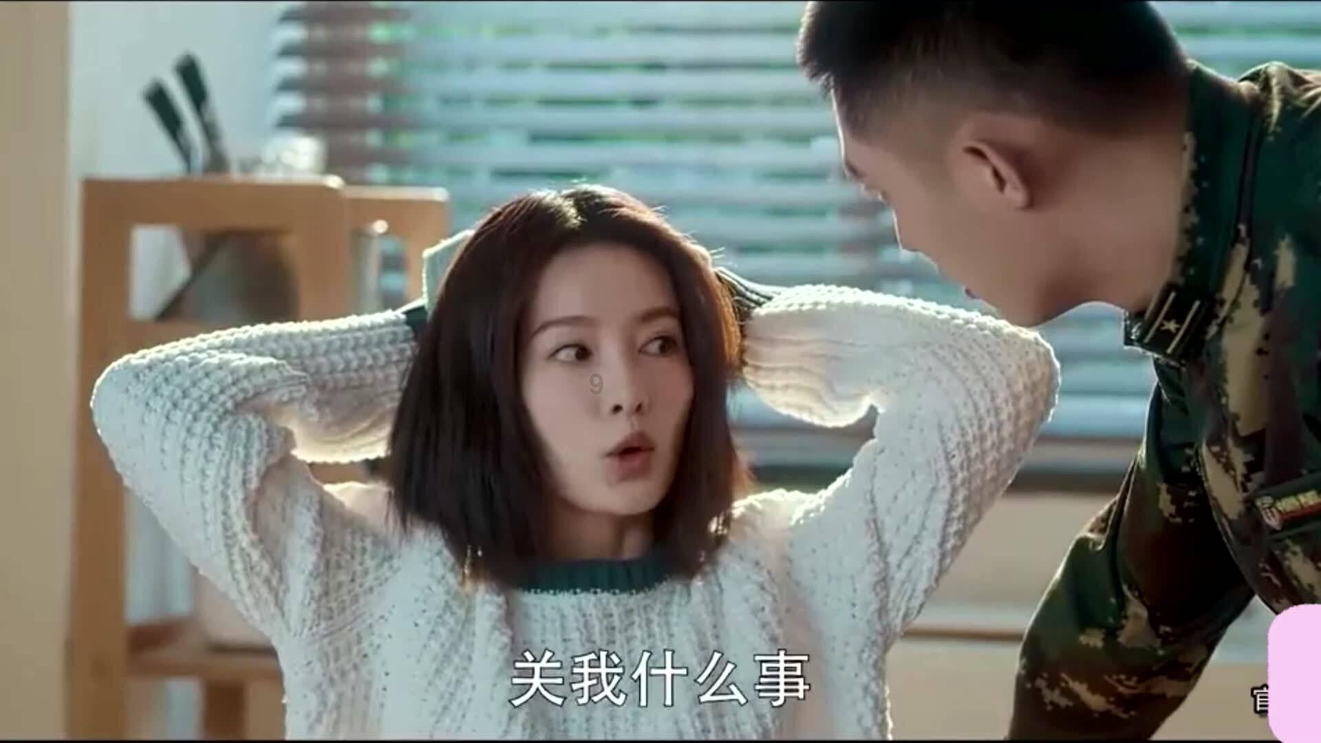 在江映蓉面前，女明星翘二郎腿，她们会遭遇到什么？游戏画面